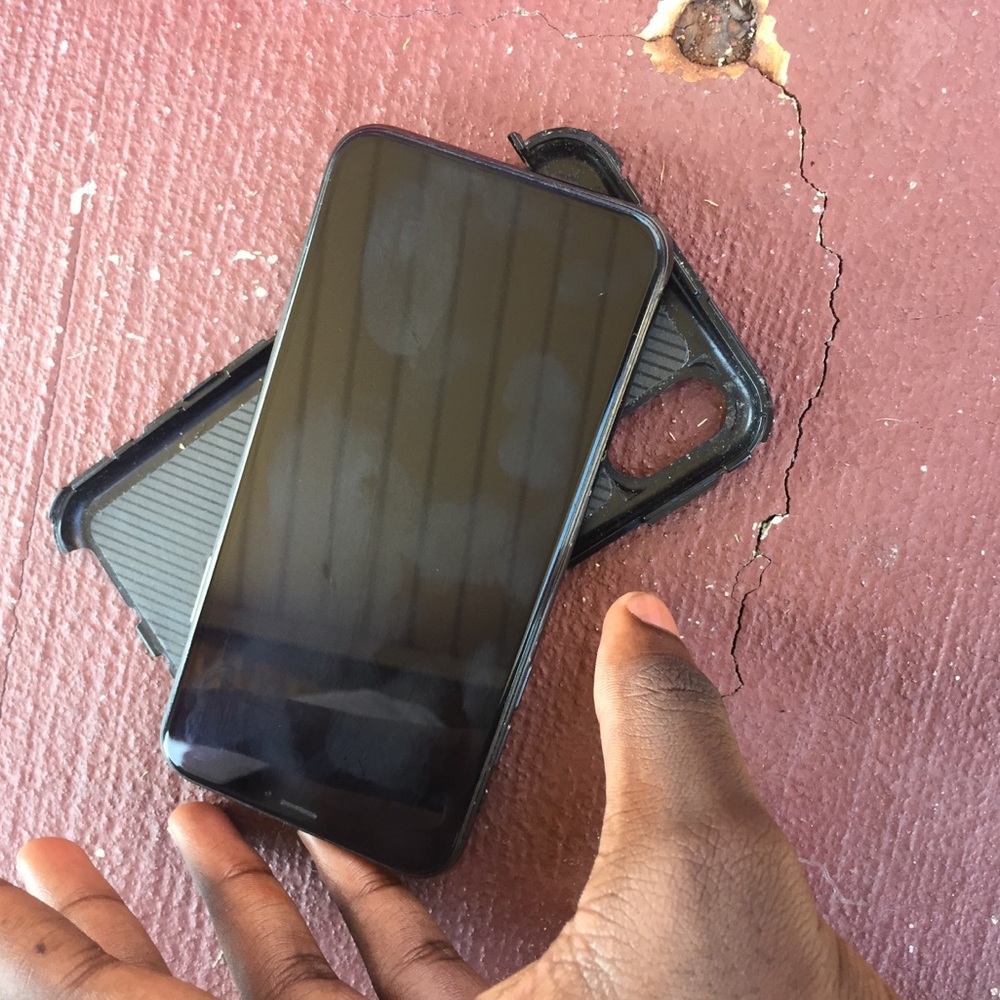 iPhone X - Picture 2 of 3